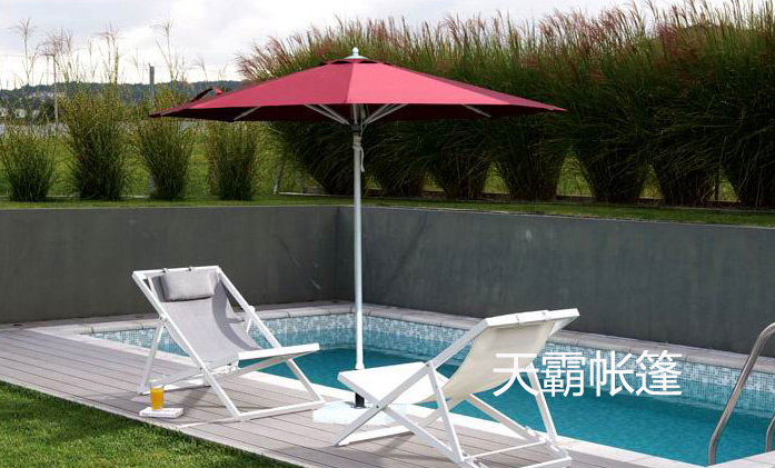 家中有下沉式庭院，那你需要配上休閑傘和桌椅