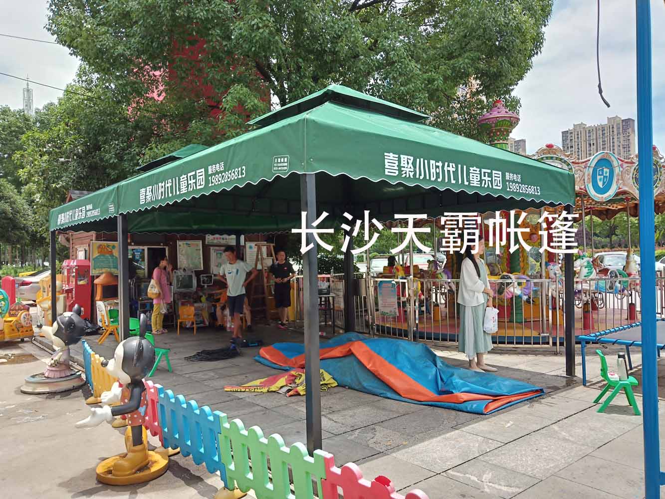夏天兒童樂園可裝配天霸庭院帳篷，讓快樂有個(gè)遮陽避風(fēng)港