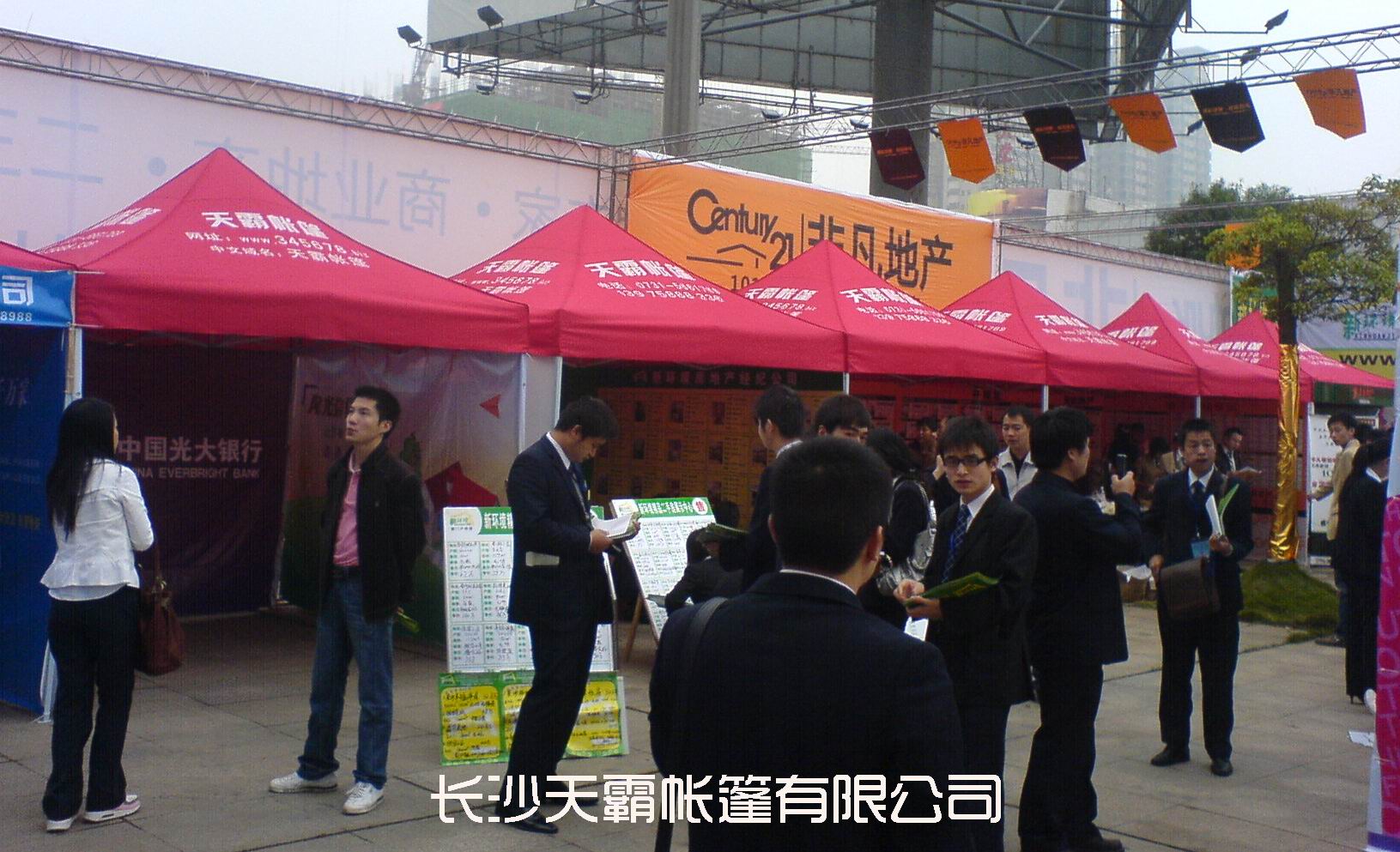 購買擺攤帳篷，選擇天霸帳篷